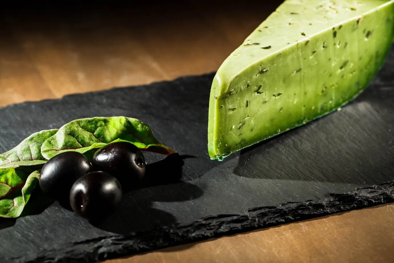 Olivenkäse und schwarze Oliven auf einem Teller